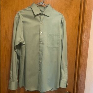 Geoffrey Beene Men’s Dress Shirt.  Excellent condition.  Classic fit.  No iron